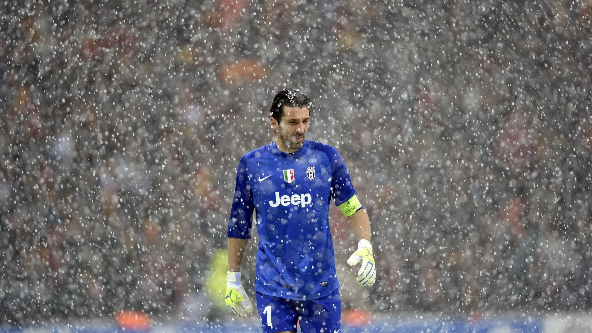 开云官方网站-英超焦点战役持续火热，带动足球文化繁荣，英超精彩