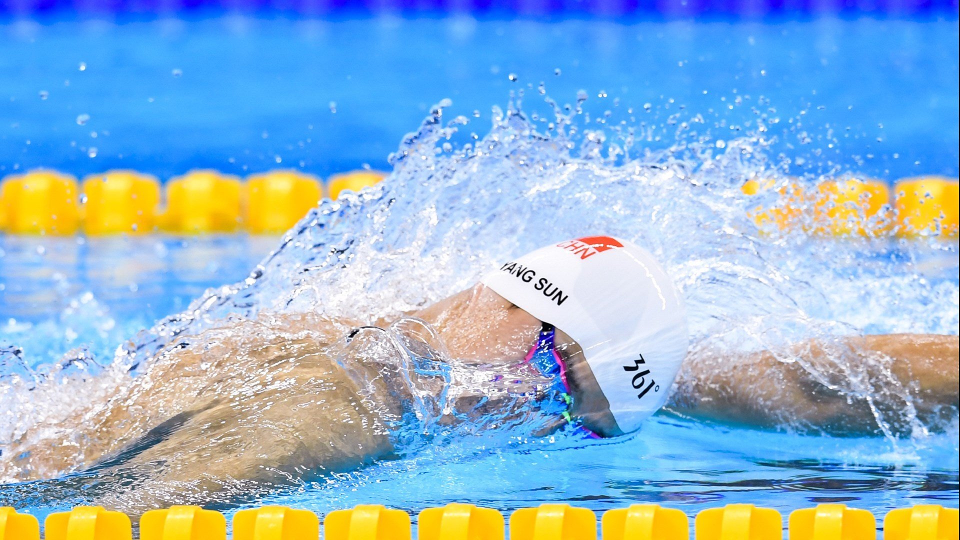 “沙滩排球:高新体育中心赛场激情四溢,冠军争夺激烈”